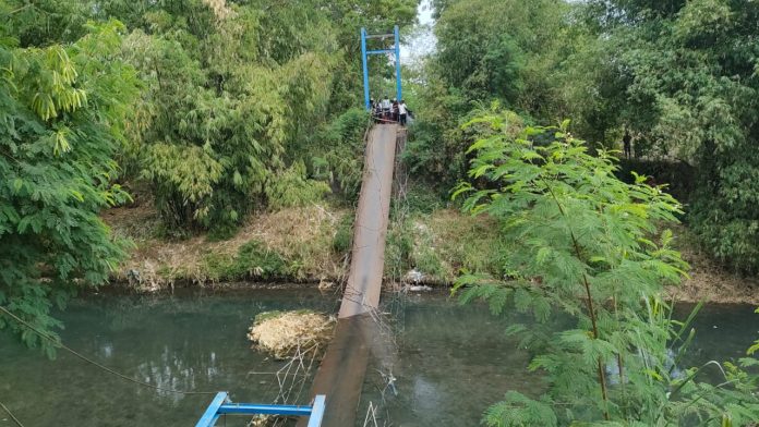 Jembatan Gantung Ambruk Saat Dilintasi Siswa SMPN Pajarakan