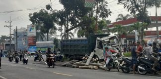 Truk vs Motor di Depan SPBU Besuk, 2 Orang Tewas