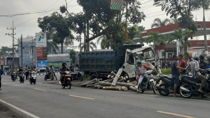 Truk vs Motor di Depan SPBU Besuk, 2 Orang Tewas
