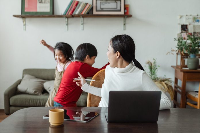 5 Pekerjaan Sampingan untuk Ibu Rumah Tangga 