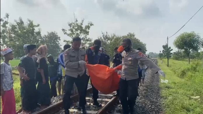 Perempuan Berdaster Tewas Tersambar Kereta di Bugul