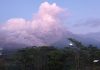 Semeru Lontarkan Awan Panas Guguran di Hari Peringatan Satu Tahun Erupsi