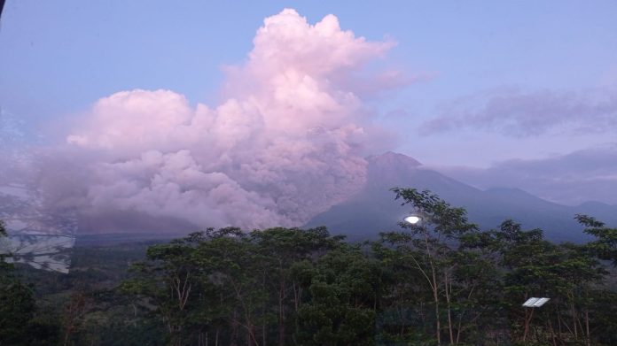 Semeru Lontarkan Awan Panas Guguran di Hari Peringatan Satu Tahun Erupsi