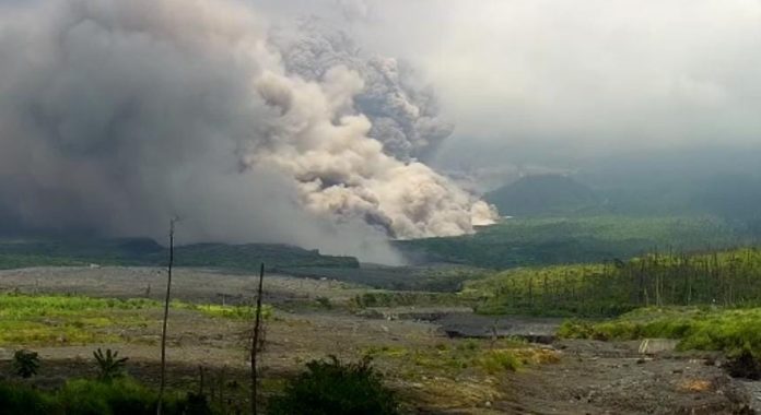 Semeru Keluarkan 8 Kali Gempa Letusan, Satu APG Jarak Luncur Hingga 8 KM