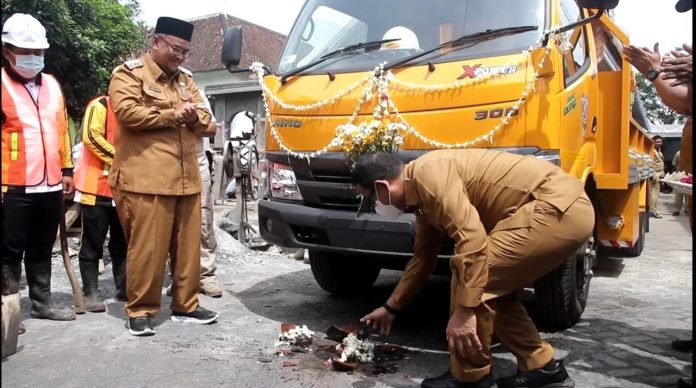 Banyak Jalan Rusak, Pemkab Beli Truk Seharga 1,8 Miliar