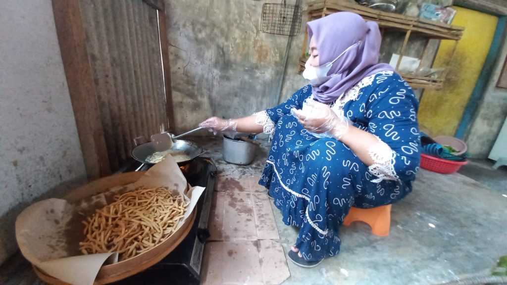 Kreatif! Emak-emak Asal Jelak Olah Duri Bandeng Jadi Camilan Nikmat