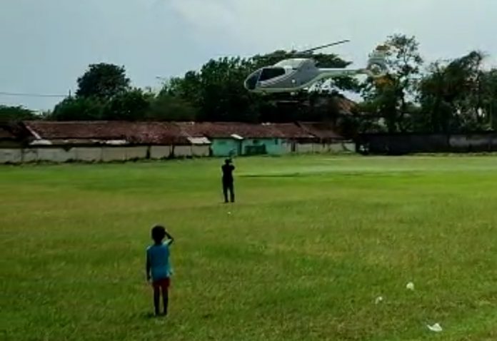 Heboh! Helikopter Tiba-tiba Mendarat di Lapangan Desa Gondangwetan