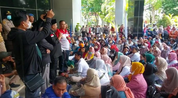 Ini Penjelasan DPRD Usai Ribuan Buruh Gruduk Kantor Dewan