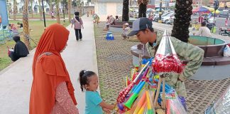 Dua Tahun Lesu, Kini Penjual Terompet Sumringah