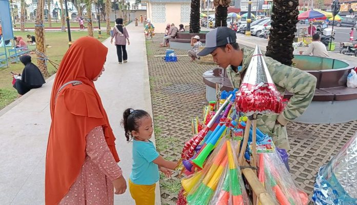 Dua Tahun Lesu, Kini Penjual Terompet Sumringah