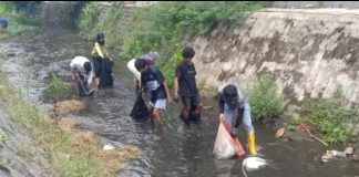 Pendaki yang Prank Tersesat di Lemongan, Disanksi Bersihkan Sampah di Sungai  