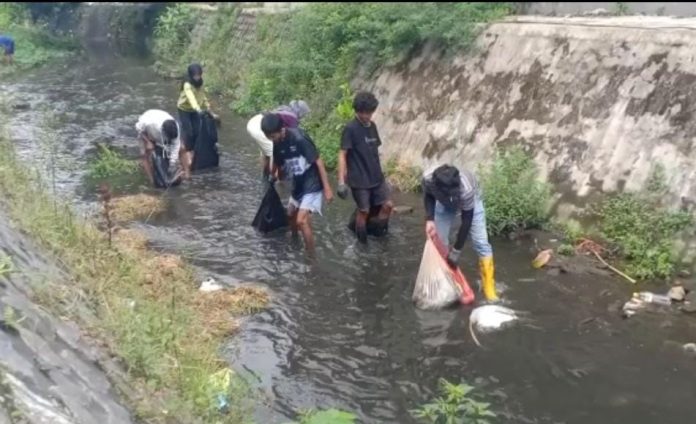 Pendaki yang Prank Tersesat di Lemongan, Disanksi Bersihkan Sampah di Sungai  