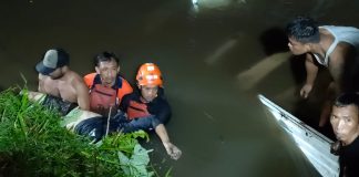 Pick Up Tercebur Sungai Bondoyudo, Satu Penumpang Tewas