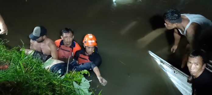 Pick Up Tercebur Sungai Bondoyudo, Satu Penumpang Tewas