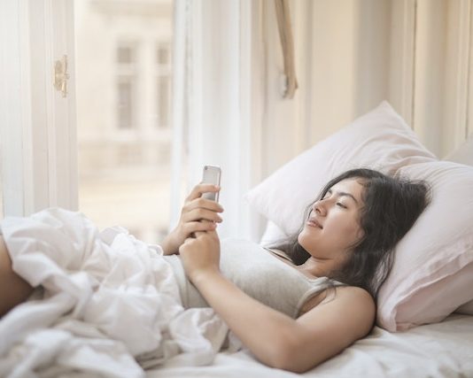 Di Balik Romantisnya Ternyata Inilah Bahaya Sleep Call Bagi Kesehatan