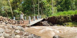 Jembatan Putus di Pakuniran, Ratusan Warga 2 Desa Terisolir