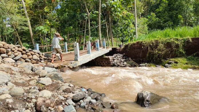 Jembatan Putus di Pakuniran, Ratusan Warga 2 Desa Terisolir