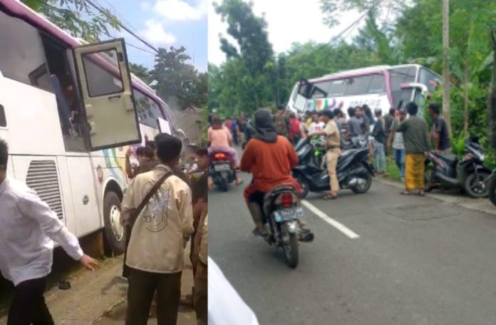 Bus Wisata Blong di Jalur Bromo