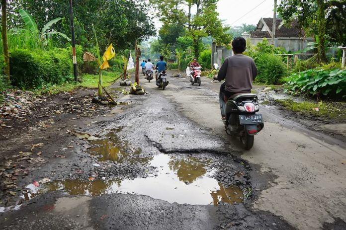 Sabar ya... Akhir Maret Pemkab Lumajang Mulai Perbaiki Jalan Rusak