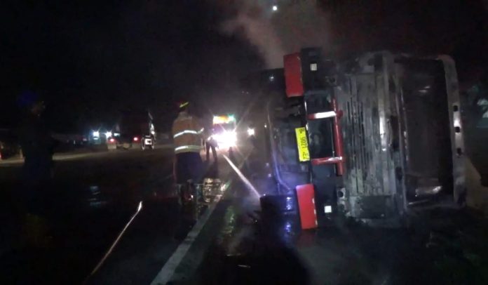 Truk Muat Batoko Terbakar di Jalur Pantura Nguling