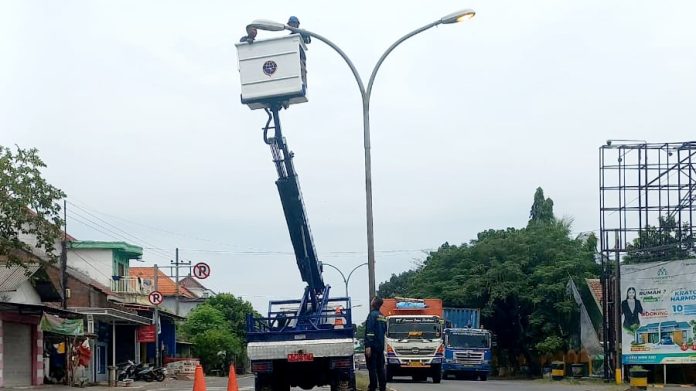 Akhirnya PJU di Jalan Raya Raci yang Mati Diperbaiki