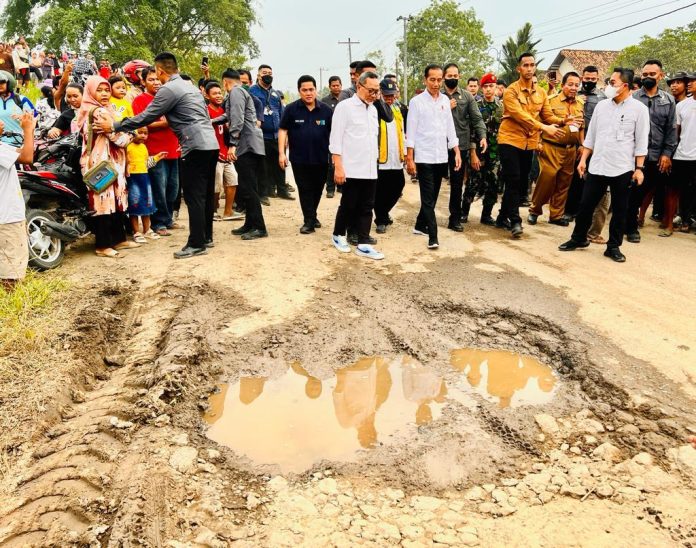 Jokowi Minta Warga Laporkan Jalan Rusak di Daerahnya, Warganet: Pasuruan Siap-siap!