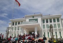 Ratusan Buruh PT. Relaxa Lurug Kantor Bupati di Raci