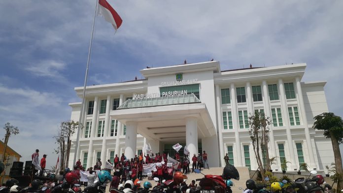 Ratusan Buruh PT. Relaxa Lurug Kantor Bupati di Raci