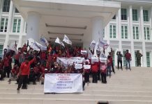 Ratusan Buruh Pabrik Relaxa Lurug Kantor Bupati di Raci, Berikut Tuntutannya