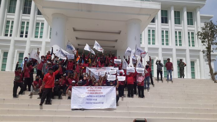 Ratusan Buruh Pabrik Relaxa Lurug Kantor Bupati di Raci, Berikut Tuntutannya