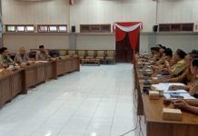 Lewat menuju konten utamaLewat ke baris perkakas Menu Tentang WordPress WartaBromo 00 komentar perlu moderasi Baru SEOEnter a focus keyphrase to calculate the SEO score Hai, Maya Rahma Log Keluar Sunting Pos Beralih ke konsep Pratinjau Perbarui Klasik: Ubah jenis atau style blok Konversi ke blok Pansus : Banyak Lurah di Kota Pasuruan Belum Paham Bidang Terdampak JLU Paragraf Format Pasuruan (WartaBromo.com) - Pansus Jalan Lingkar Utara (JLU) kembali menggelar rapat. Kali ini pansus mengundang beberapa lurah yang wilayahnya bakal terdampak JLU. Rapat digelar di Kantor DPRD Kota Pasuruan, pada Senin (26/06/2023) kemarin. Ketua Pansus JLU, Ismu Hardiyanto mengatakan, para lurah tersebut rata-rata masih belum mengetahui bidang mana saja di wilayahnya yang bakal terdampak JLU. "Semua lurah mendukung jika dibangun jalan lingkar utara. Mereka juga memberi masukan jika trase melintasi, misalnya makam, ponpes. Itu perlu recek lagi," kata Ismu. Ismu menyebut, lurah-lurah inilah yang nanti bakal melakukan sosialisasi ke warga setempat terkait bidang mana saja yang akan terkena JLU. Namun begitu, menurut Ismu, sosialisasi kepada masyarakat sebaiknya dilakukan belakangan. Hal yang perlu diselesaikan lebih dulu saat ini adalah mematangkan dokumen perencanaan pengadaan tanah (DPPT). "Karena kalau sosialisasi, nanti akan jadi beban bagi pak lurah ketika ditanya pemilik tanah kapan dibeli. Sementara jawabannya ada di dalam DPPT," ujar Ismu. Sementara itu, Kepala Dinas PUPR Kota Pasuruan, Gustap Purwoko mengungkapkan, saat ini pihaknya masih fokus untuk menuntaskan kajian analisis mengenai dampak lingkungan (amdal) untuk JLU. Amdal ini merupakan salah satu syarat yang diperlukan untuk mengajukan penentuan lokasi (penlok) JLU ke Pemprov Jatim. "Setelah Amdal selesai, baru menyusun DPPT," kata Gustap. (tof/yog) Buka panel: Post Settings General Smart List Reviews Post template:? Primary category:? Auto select a category If the posts has multiple categories, the one selected here will be used for settings and it appears in the category labels. Sidebar position:? Custom sidebar:? Default Sidebar Subtitle: This text will appear under the title Quote on blocks: Show a quote (only when this article shows up in blocks that support quote and only on blocks that are on one column) Source name: This name will appear at the end of the article in the "source" spot on single posts Source url: Full url to the source Via name: Via (your source) name, this will appear at the end of the article in the "via" spot Via url: Full url for via Pansus : Banyak Lurah di Kota Pasuruan Belum Paham Bidang Terdampak JLU