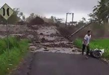Bak Tsunami, Sejumlah Motor Warga Hanyut saat Tonton Banjir Lahar Dingin Semeru