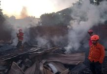 Butuh Waktu 12 Jam Untuk Padamkan Api di Gudang Mebel Bukir