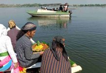 Sempat Vakum Saat Pandemi, Tradisi Larung Sesaji di Ranu Grati Kembali Digelar