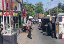 Tabrak Gapura, Truk Box Terguling di Dekat Exit Tol Sutojayan