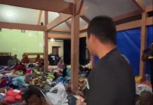 Dikunjungi Cak Thoriq, Pengungsi Banjir di Lumajang: Mboten Krasan Pak Dikunjungi Cak Thoriq, Pengungsi Banjir di Lumajang: Mboten Krasan Pak