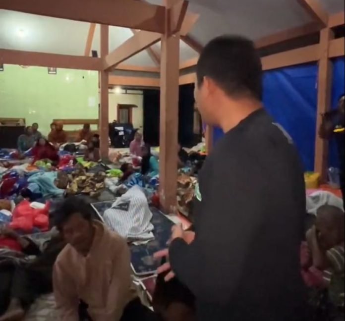 Dikunjungi Cak Thoriq, Pengungsi Banjir di Lumajang: Mboten Krasan Pak