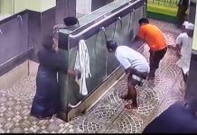 Celingak-celinguk, Maling Gasak HP di Tempat Wudu Masjid Agung Bangil