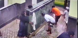 Celingak-celinguk, Maling Gasak HP di Tempat Wudu Masjid Agung Bangil