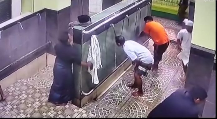 Celingak-celinguk, Maling Gasak HP di Tempat Wudu Masjid Agung Bangil