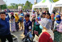 Di Pasaran Mahal, Pasar Beras Murah di GOR Unsur Diserbu Warga