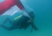Penyelam Kibarkan Merah Putih di Bawah Air Pulau Gili Ketapang
