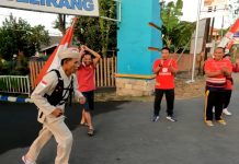 Tangguh! Rayakan Kemerdekaan, Kakek-kakek Ini Lari dari Pasuruan ke Tugu Pahlawan