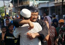 Gus Ipul Ajak Warga Ikut Menjaga Kelestarian Laut di Pawai Sedekah Laut