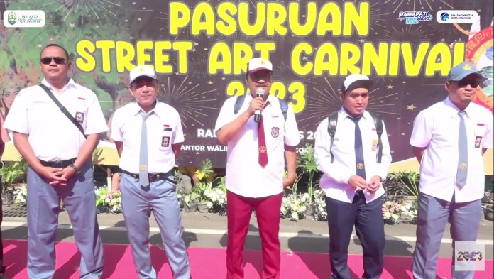 Pejabat di Kota Pasuruan Kompak Kenakan Seragam Sekolah saat Karnaval, Ternyata Ini Alasannya!