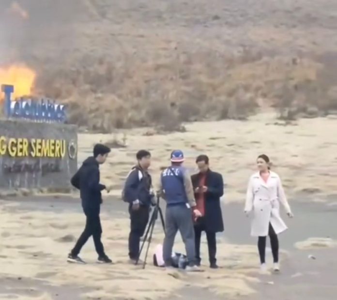 Bukit Teletubies Gunung Bromo Terbakar, Diduga Akibat Flare Prewedding