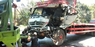 Ngantuk, Truk Tronton Tabrak Truk Muat Pasir di Wonorejo