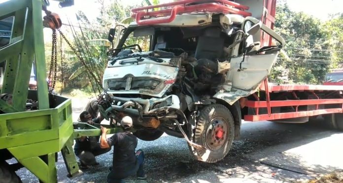 Ngantuk, Truk Tronton Tabrak Truk Muat Pasir di Wonorejo