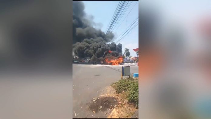 Minibus Warga Candipuro Terbakar Saat Kulak BBM, Sempat Terdengar Ledakan