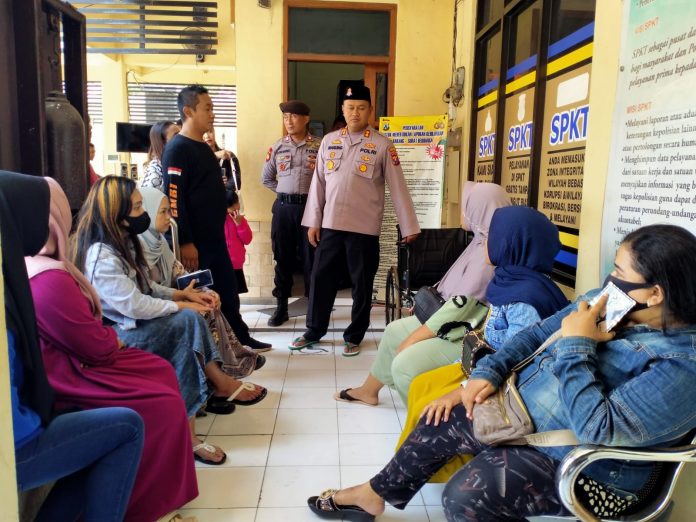 Emak-Emak Datangi Polres Pasuruan Kota, Lapor Jadi Korban Investasi Bodong